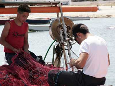Il ragazzo assieme a suo fratello maggiore Domenico, sulla loro barca di 7 metri 